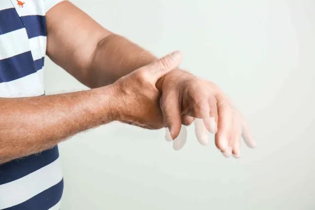Mão trêmula de uma pessoa com Parkinson