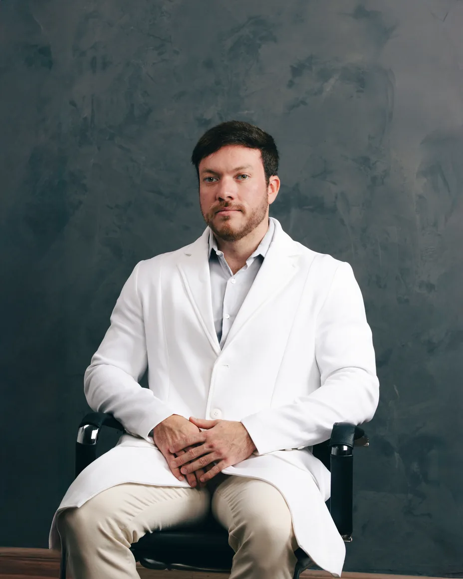 Dr. Helder Ribeiro, neurologista e neurofisiologista clínico em Maceió, sentado no consultório