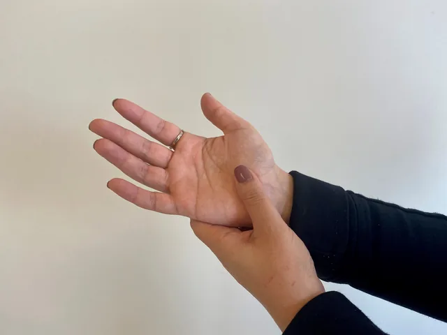 Pessoa segurando o próprio punho com a outra mão, gesto típico da dor da síndrome do túnel do carpo